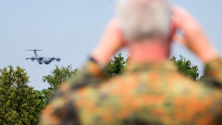 Symbolbild:Ein Soldat schaut durch ein Fernglas um den Airbus A400M der Luftwaffe zu beobachten.(Quelle:dpa/J.Stratenschulte)
