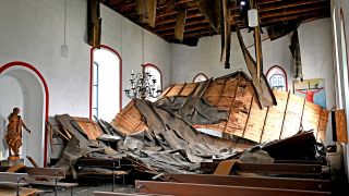 HANDOUT: Teile der Decke in der Dorfkirche von Grüneberg sind eingestürzt. Die Bretter und Dachpappe haben den vorderen Teil des Kirchenschiffe unter sich begraben.