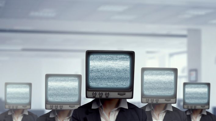 Büroangestellte mit Fernsehern als Köpfen (Quelle: Sergey Nivens/Shotshop/picture alliance)