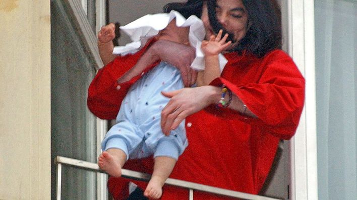 Archivbild:Michael Jackson, US-Sänger, hält am 19.11.2002 seinen Sohn Prince Michael II aus dem Fenster seiner Suite im 5. Stock des Hotels Adlon, um ihn den Fans zu zeigen.(Quelle:dpa/BZ/O.Selchow)
