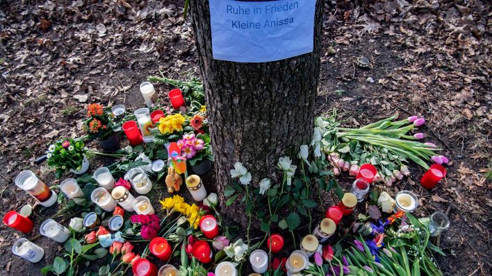 Archivbild:Blumen und Kerzen haben Unbekannte am 23.03.2023 an einem Baum im Bürgerpark Pankow abgelegt.(Quelle:dpa/P.Zinken)