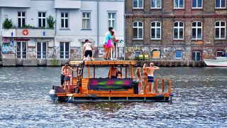 Symbolbild:Freizeit- und Partyboote auf der Spree im Osthafengebiet.(Quelle:dpa/M.Töldt)