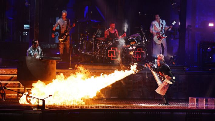 Rammstein Frontsänger Till Lindemann (r) feuert auf der Bühne mit einem Flammenwerfer auf Band-Mitglied Christian Lorenz (l) bei einem Konzert im Rahmen der Deutschland-Tournee am 18.06.2022 mit dem Album "Zeit":(Quelle:dpa/M.Krudewig)