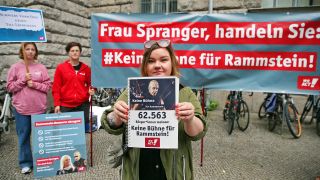 Britta Häfemeier hält eine Unterschriftenliste in der Hand und nimmt an einer Protestaktion von Campact "Keine Bühne für Rammstein" am 27.06.2023 vor der Dienstelle der Innensenatorin teil.(Quelle:dpa/W.Kumm)