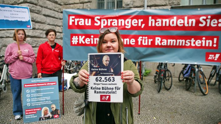 Britta Häfemeier hält eine Unterschriftenliste in der Hand und nimmt an einer Protestaktion von Campact "Keine Bühne für Rammstein" am 27.06.2023 vor der Dienstelle der Innensenatorin teil.(Quelle:dpa/W.Kumm)