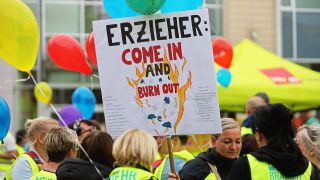 Symbolbild:Erzieherinnen und Erzieher beteiligen sich während der Kundgebung der Gewerkschaft Verdi.(Quelle:dpa/M.Bein)