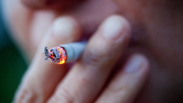 Symbolbild:Eine Person raucht eine Zigarette.(Quelle:dpa/C.Schmidt)