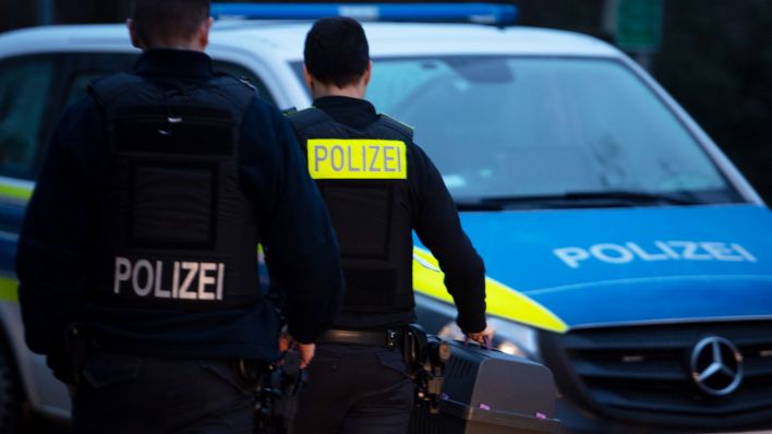 Symbolbild: Polizeibeamte im Einsatz. (Quelle: dpa/P. Zinken)