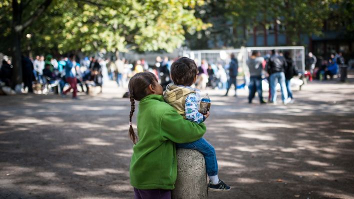 Symbolbild: Zwei Kinder in Berlin (Quelle: dpa/Florian Gaertner)
