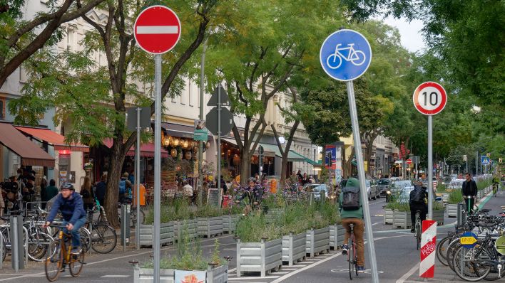 Verkehr mit Fahrraedern auf der Bergmannstrasse in Berlin. (Quelle: dpa)