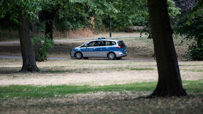 Ein Wagen der Polizei fährt Streife im Volkspark Friedrichshain. (Quelle: dpa/Paul Zinken)