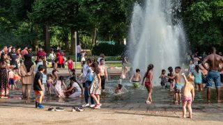 Archivbild: Familien am Springbrunnen im Treptower Park bei schoenem Wetter (Quelle: dpa/Jürgen Held)