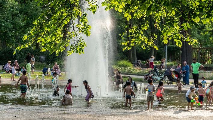 Familien am Springbrunnen im Treptower Park bei schoenem Wetter (Quelle: dpa/Jürgen Held)