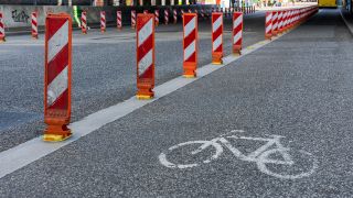 Sondernutzung im Straßenverkehr, mit Warnbaken geschützte Fahrstreifen für Radfahrer, Friedrichshain (Quelle: dpa/Karl-Heinz Spremberg)