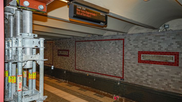 Der gesperrte U-Bahn-Tunnel U2 am Berliner Alexanderplatz (Quelle: dpa/Marc Vorwerk)