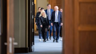 Kai Wegner (CDU, r), Regierender Bürgermeister von Berlin, und Iris Spranger (SPD), Berliner Senatorin für Inneres und Sport, laufen durch das Rote Rathaus. (Quelle: dpa/Hannes P. Albert)
