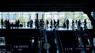 Reisende gehen durch den Hauptbahnhof Berlin. (Quelle: dpa/Annette Riedl)