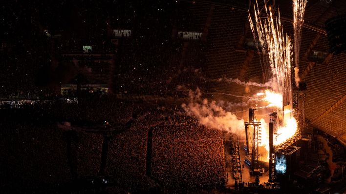 Tausende Zuschauer verfolgen das Konzert der Band Rammstein im Olympiastadion in München. (Quelle: dpa/Sven Hoppe)