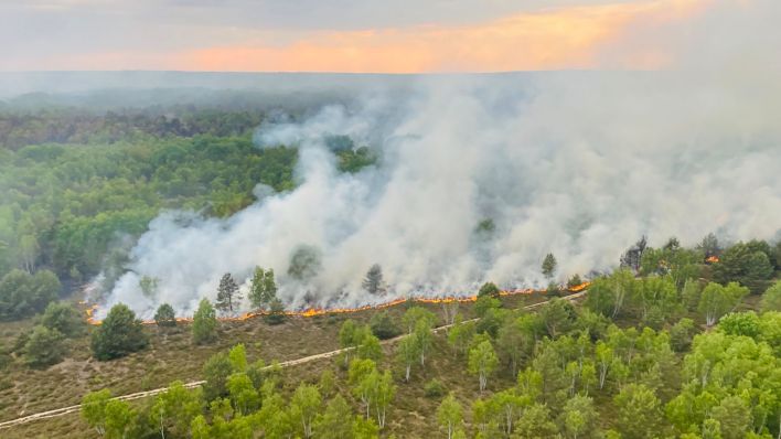 Ein Blick auf das Waldbrandgebiet in Jüterbog aus einem Hubschrauber der Bundespolizei. (Quelle: dpa/Bundespolizei)