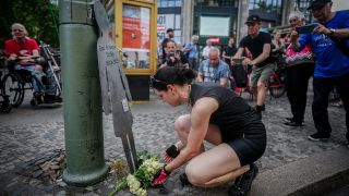 Passanten nehmen an einer Mahnwache und stillem Gedenken zum Jahrestag der Amokfahrt am Kurfürstendamm teil. (Quelle: dpa/Kay Nietfeld)
