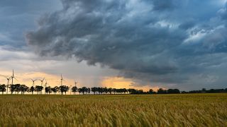 Dunkle Gewitterwolken ziehen über die Landschaft im Osten des Landes Brandenburg. (Quelle: dpa/Patrick Pleul)