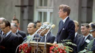 Archivbild: US-Präsident John F. Kennedy während seiner Rede vor dem Schöneberger Rathaus in Berlin am 26.6.1963. (Quelle: dpa/Heinz-Jürgen Göttert)