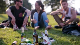 Junge Menschen trinken ihr Feierabendbier im Görlitzer Park in Berlin. (Quelle: dpa/Monika Skolimowska)