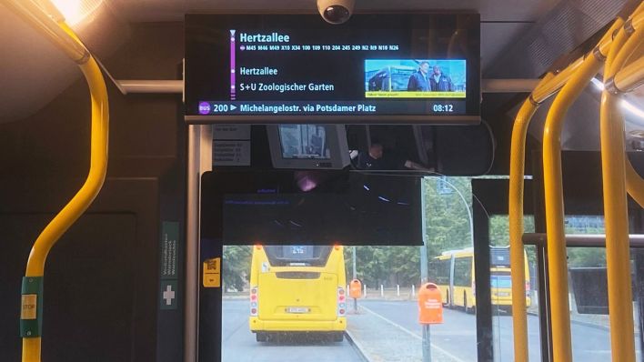 Bildschirme in BVG Bussen wechseln in den "Darkmode" aka Nachtmodus (Quelle: rbb/Yasser Speck)