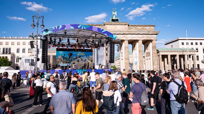 Archivbild: Besucher verfolgen ein Konzert bei der Fete de la Musique am Brandenburger Tor. (Quelle: dpa/F. Sommer)