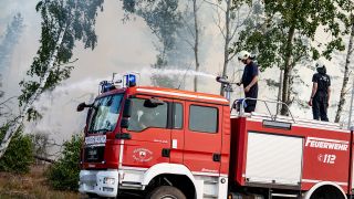 Einsatzkräfte der Feuerwehr bekämpfen in einem Waldstück nahe Jüterbog das Feuer. (Quelle: dpa/F. Sommer)