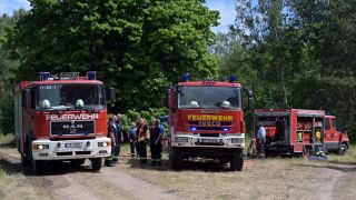 Feuerwehrfahrzeuge beim Einsatz in Jüterbog. Das Feuer in dem Wald hat sich wieder ausgebreitet. (Quelle: Michael Bahlo/dpa)