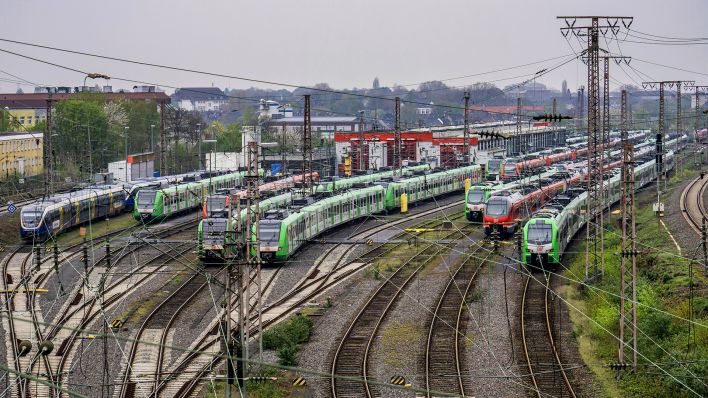 Symbolbild: Regionalzüge, Regiobahnen, S-Bahnen, auf den Gleisen eines Bahnbetriebswerks. (Quelle: dpa/J. Tack)