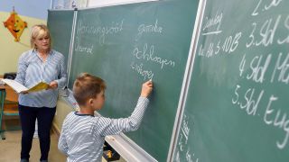 Archivbild: Eine Lehrerin unterrichtet Plattdeutsch in einer dritten Klasse der Pestalozzi-Grundschule in Prenzlau. (Quelle: dpa/P. Pleul)