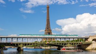 etro Paris über der Seine mit Eiffelturm zwischen den Haltestellen Bir-Hakeim und Passy in Paris, Frankreich. (Quelle: Markus Mainka/dpa)