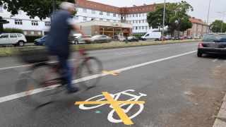 Archivbild: Ein Radfahrer fährt auf einem fast fertigen, aber für ungültig erklärten Radweg in der Ollenhauerstraße im Bezirk Reinickendorf. (Quelle: dpa/J. Carstensen)