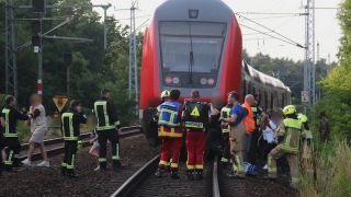 Archivbild: Menschen werden aus einem Zug evakuiert. Auf freier Strecke ist in Berlin in der Wuhlheide am Sonntagabend ein Regionalexpress wegen einer Fahrzeugstörung liegen geblieben. (Quelle: dpa/J. Boutin)
