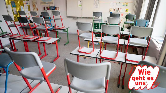 Stühle stehen in einer Schule in Berlin auf den Tischen. (Quelle: dpa/Kay Nietfeld)