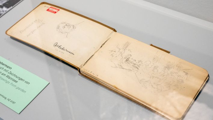 Archivbild: Ein «Skizzenbuch mit Zeichnungen von Gartenlokalen am Wannsee» (1930/1933) von Max Liebermann ist in der Akademie der Künste bei der Ausstellung «Spurensicherung. Die Geschichte(n) hinter den Werken» ausgestellt. (Quelle: dpa/C. Gateau)