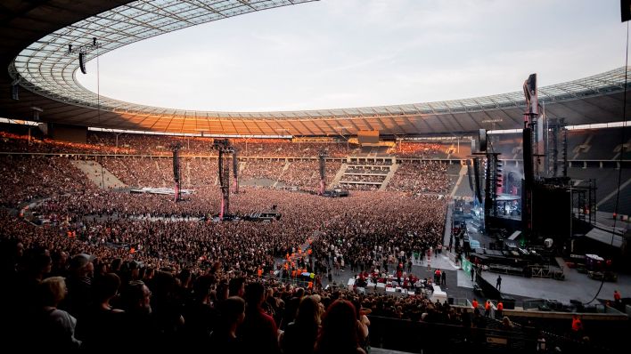 Symbolbild: Das Olympiastadion ist beim Konzert der Band Rammstein zu sehen. (Quelle: dpa/C. Soeder)