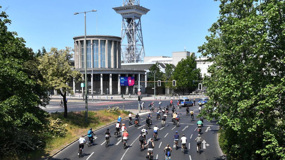 Teilnehmer an der ADFC Sternfahrt unter dem Motto "Mehr Recht fürs Rad - Viva la RADvolution" sind auf der Stadtautobahn in Richtung Funkturm unterwegs. (Quelle: dpa/P. Zinken)