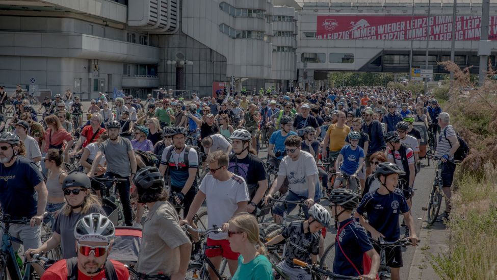 Radfahrer:innen vor der Messe ICC in Berlin Charlottenburg. (Quelle: dpa/M. Kuenne)