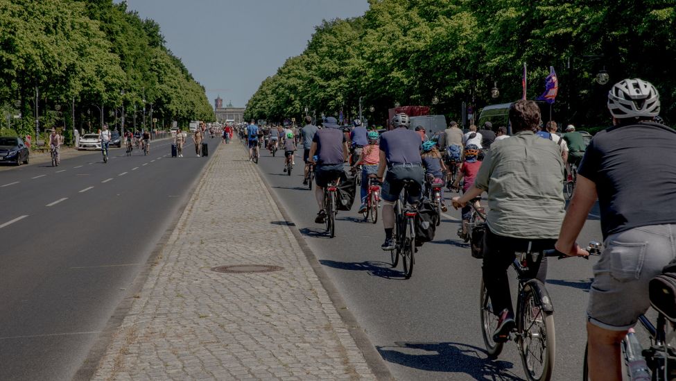 Tausende Radfahrer:innen auf der Straße des 17. Juni in Berlin Tiergarten. (Quelle: dpa/M. Kuenne)