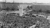 Archivbild: Menschen stehen am Platz der Lufbrücke versammelt. (Quelle: dpa)