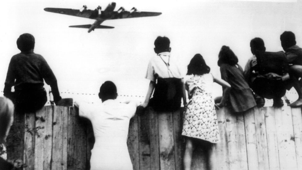 Archivbild: Kinder warten in Westberlin auf die Rosinenbomber. (Quelle: imago images)