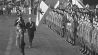 Archivbild: Militärparade vor dem Flugzeughangar Flughafen Tempelhof. (Quelle: dpa)