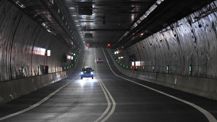 Archivbild: Blick in den Straßen-Tunnel unter der Swine (Świna) in Swinemünde (Świnoujście). (Quelle: dpa/S. Sauer)