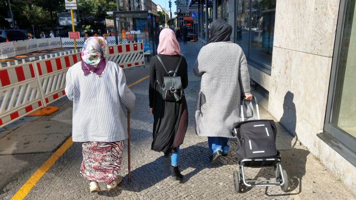 Symbolbild: Drei Muslimas mit Koptüchern gehen in Berlin an der Rudi-Dutschke-Straße über den Gehweg. (Quelle: dpa/W. Steinberg)