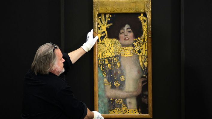 Ein Mitarbeiter der Alten Nationalgalerie hängt das Gemälde "Judith" von Gustav Klimt auf (Quelle: AP/Markus Schreiber)