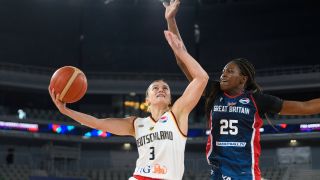 Basketball-Spielerin Alexandra Wilke in der Vorrunden-Partie gegen Großbritannien (Quelle: IMAGO / Sports Press Photo)