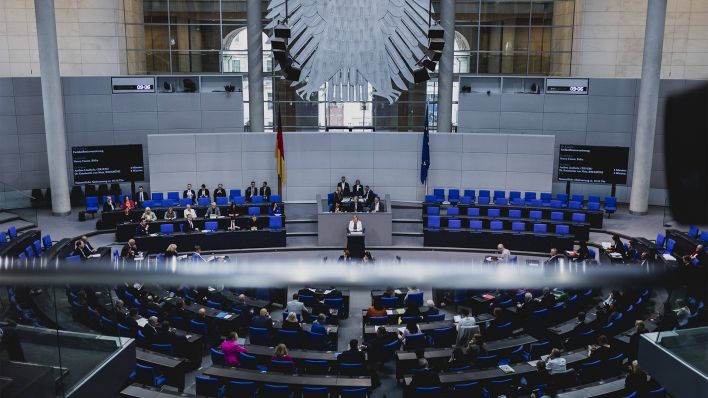 Nancy Faeser, Innenministerin, spricht während der Debatte zur Fachkräfteeinwanderung im Deutschen Bundestag (Bild: imago images/Florian Gaertner)